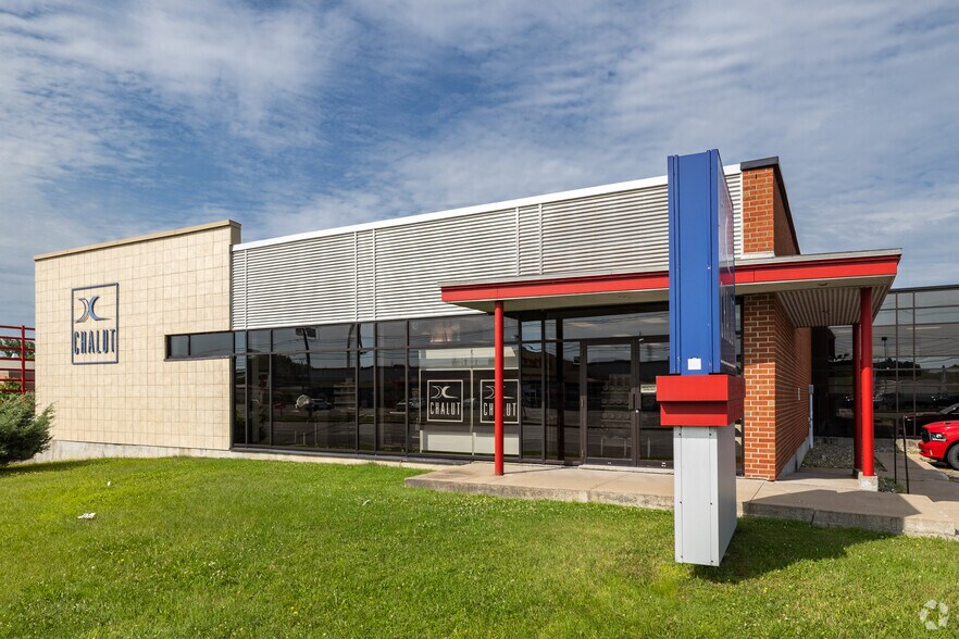 More Photos Of 2172 Boul Du Curé-Labelle, St-Jérôme Showroom For Sale