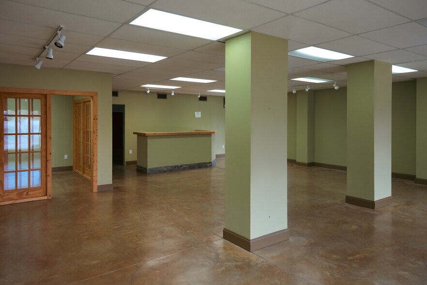 More Photos Of 12 Sevier St, Greenville Freestanding For Lease