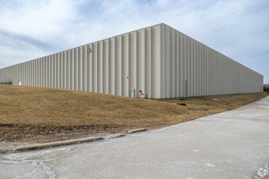 More Photos Of 6220 W 73rd St, Bedford Park Warehouse For Lease