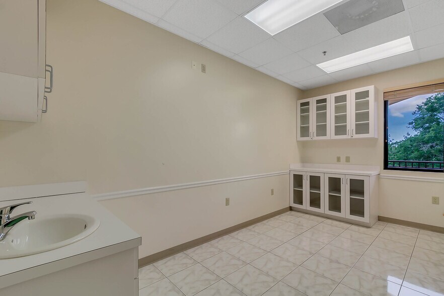 More Photos Of 7932 W Sand Lake Rd, Orlando Office For Sale