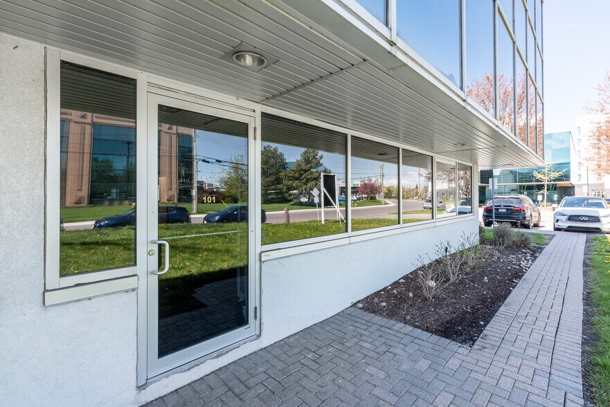 More Photos Of 17 Fitzgerald Rd, Ottawa Flex For Lease