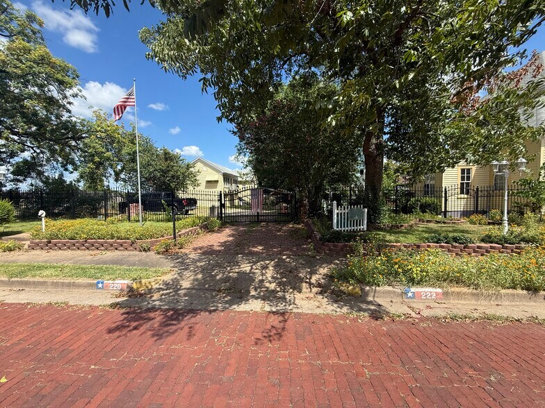More Photos Of 611 W Woldert St, Tyler Hospitality For Sale