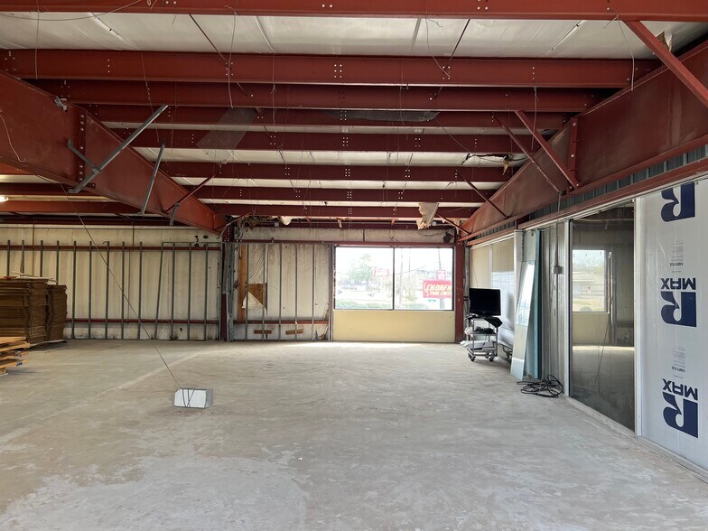 More Photos Of 1112 N Frazier St, Conroe Freestanding For Sale