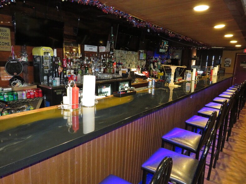 More Photos Of 316 N Main St, Seneca Bar For Sale