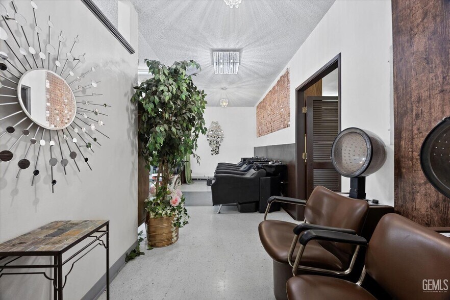 More Photos Of 1601 N Chester Ave, Bakersfield Flex For Sale