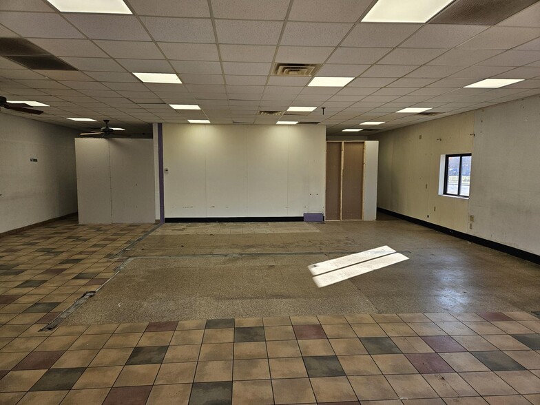More Photos Of 501 N Main St, Evansville Storefront For Lease