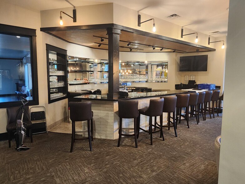 More Photos Of 250 Bordeaux Dr, Thomson General Retail For Sale