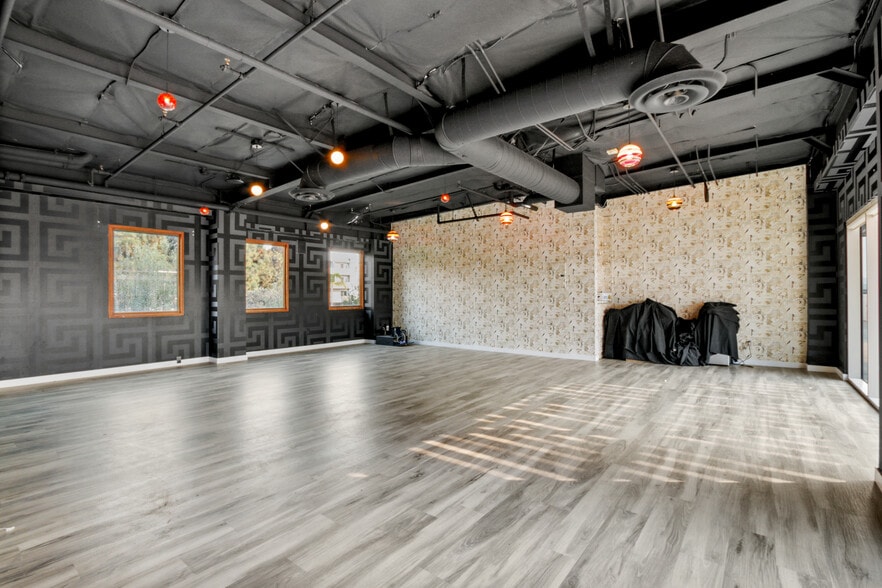 More Photos Of 451 Manhattan Beach Blvd, Manhattan Beach Restaurant For Lease