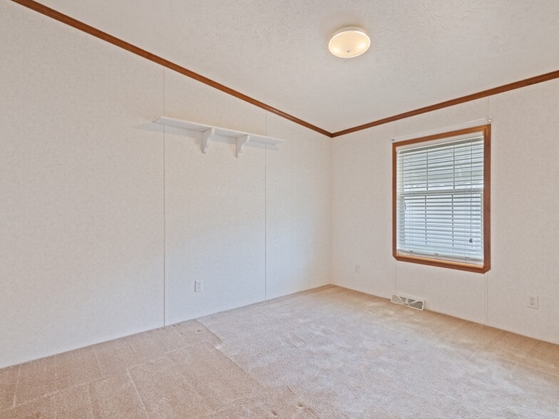 More Photos Of 25 Lester Ln, Waynesville Flex For Sale