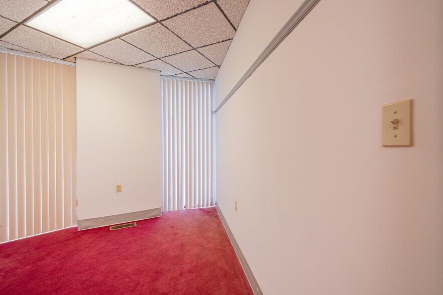 More Photos Of 1080 Caroline Dr, Washington Office For Sale