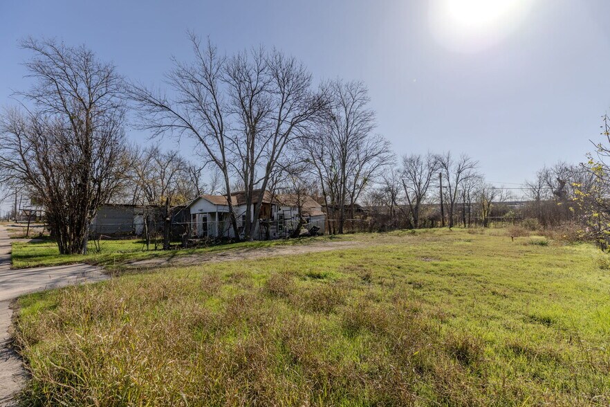 More Photos Of 921 W 2nd St, Taylor Land For Sale