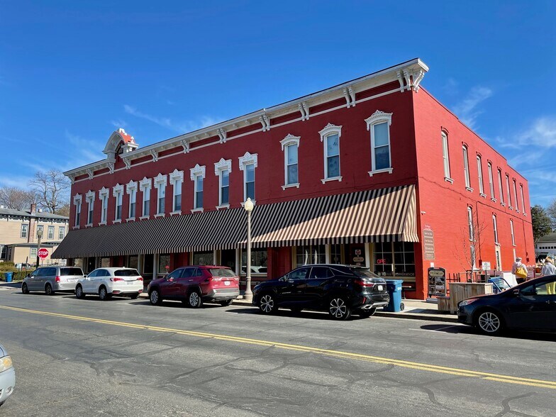 Primary Photo Of 128-142 N Canal St, Canal Fulton Storefront Retail Residential For Lease