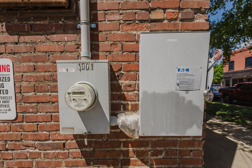 More Photos Of 1001 W Douglas Ave, Wichita Storefront For Sale