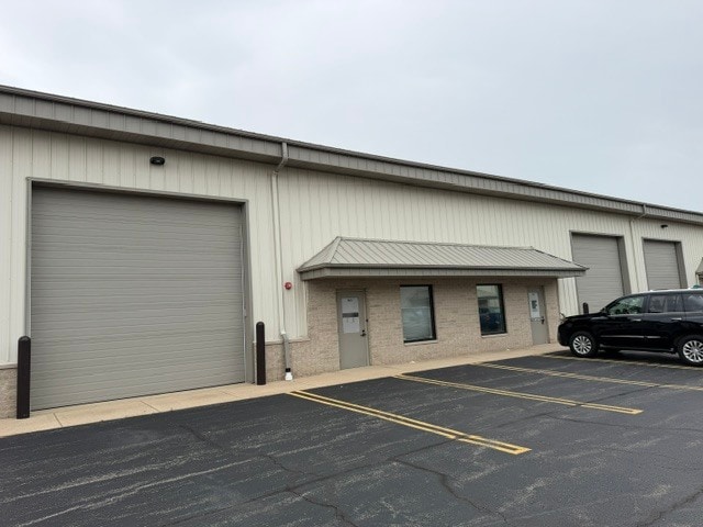 More Photos Of 906 Geneva St, Shorewood Warehouse For Lease