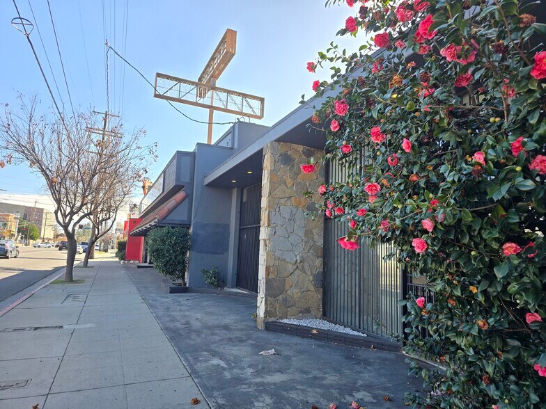 More Photos Of 16924-16926 Saticoy St, Van Nuys Medical For Lease