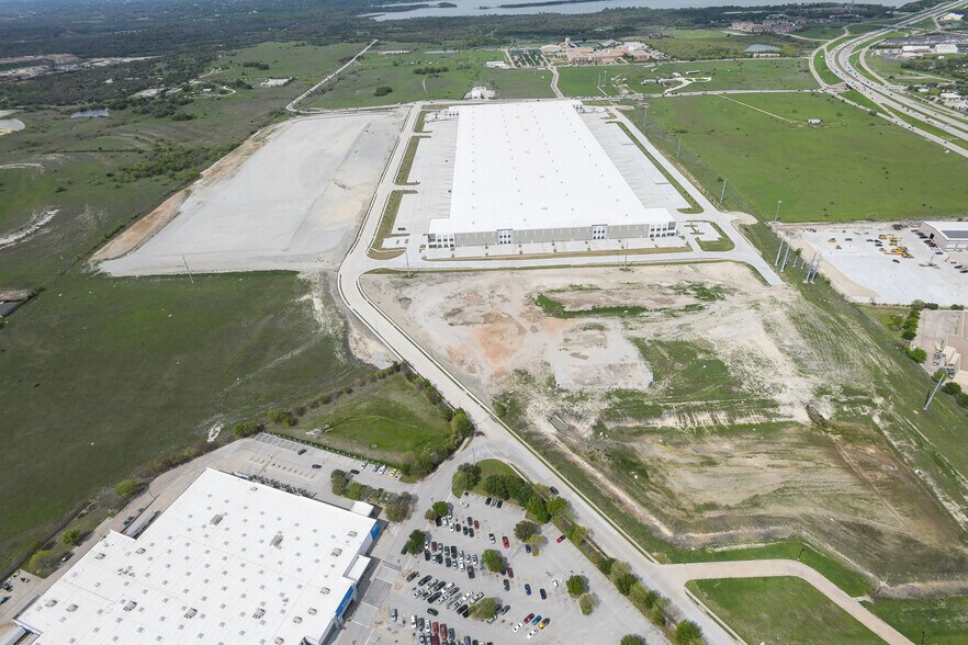 More Photos Of 9449 Silver Creek Rd, Fort Worth Warehouse For Lease