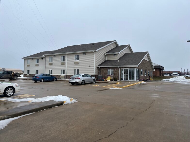 Primary Photo Of 804 Western Heights Cir, Hillsboro Hotel For Sale
