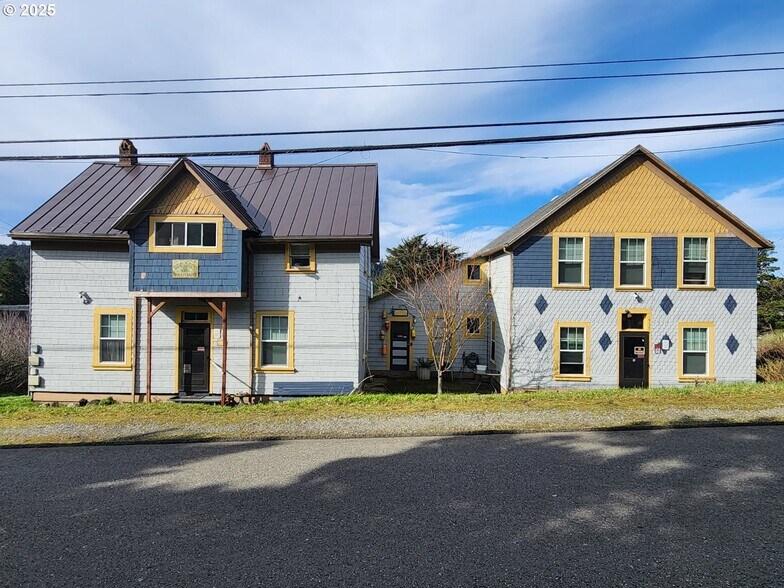 Primary Photo Of 935 Jackson St, Port Orford Apartments For Sale