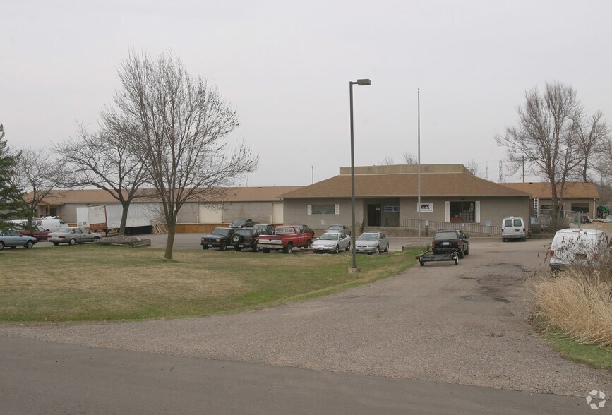 More Photos Of 6922 N 55th St, Oakdale Warehouse For Lease