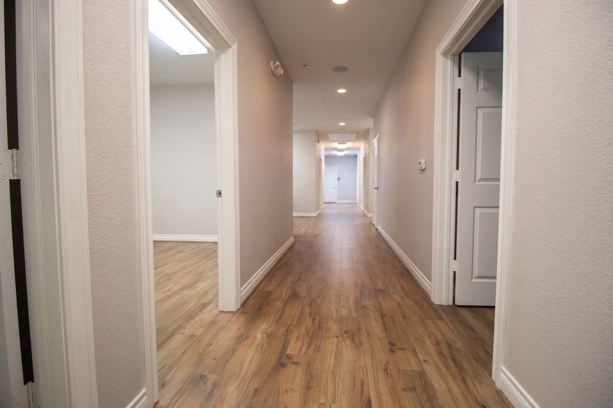 More Photos Of 404 Newport Blvd, League City Flex For Sale
