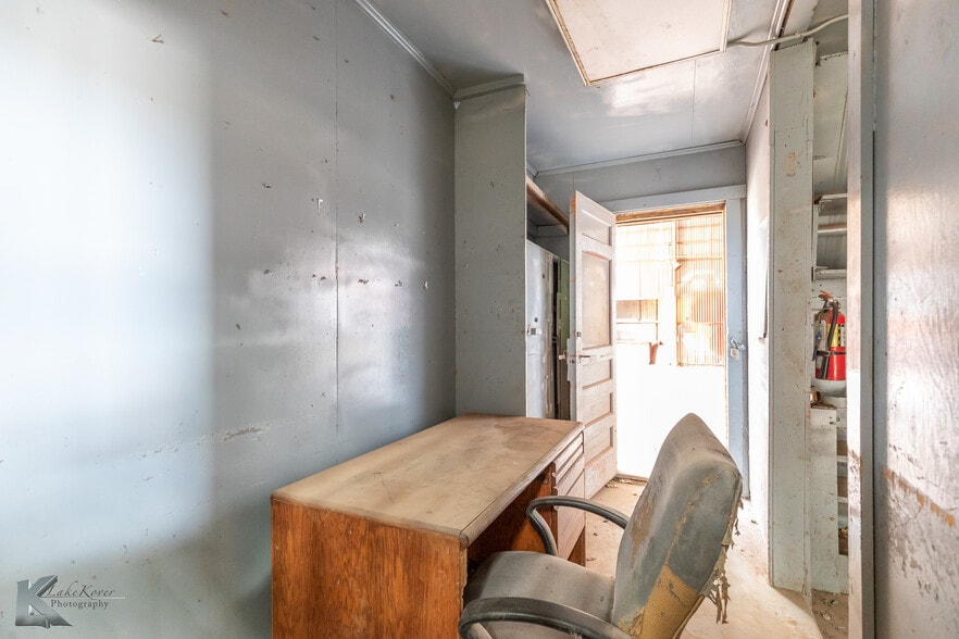 More Photos Of 2424 Oak St, Abilene Warehouse For Sale