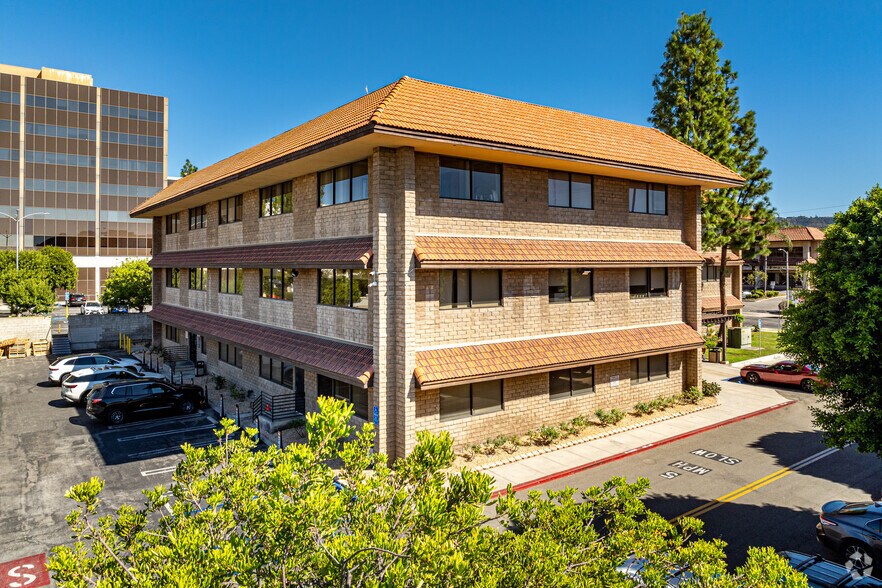 More Photos Of 18411 Clark St, Tarzana Medical For Lease