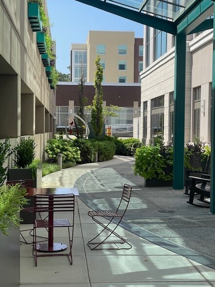 More Photos Of 6795 Poplar Ave, Germantown Office For Lease