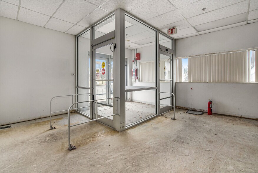 More Photos Of 24100 Meadowbrook Rd, Novi Storefront For Sale