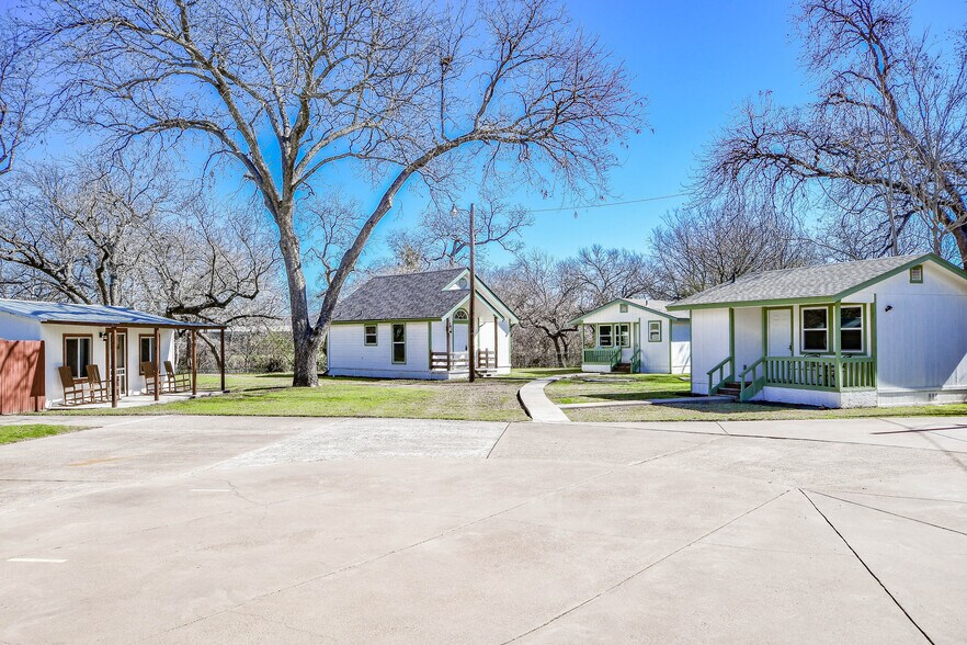 More Photos Of 512 N Travis St, Granbury Hospitality For Sale