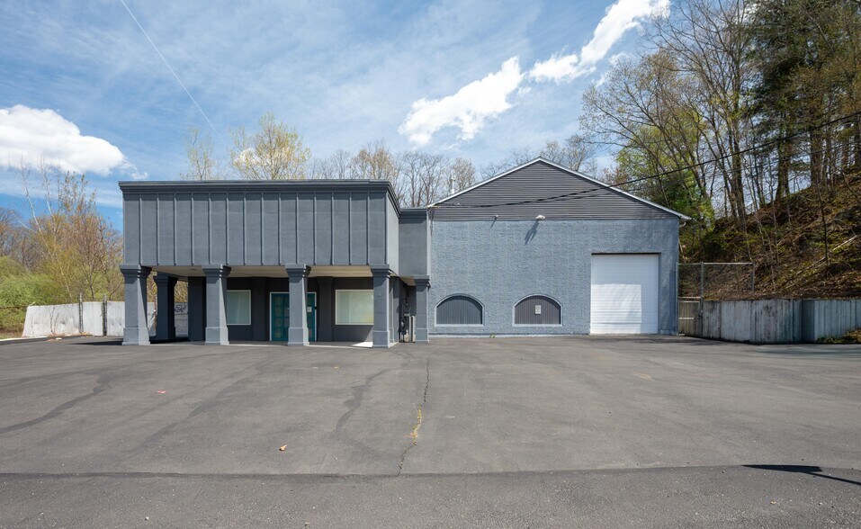 More Photos Of 2391 S Main St, Waterbury Showroom For Sale