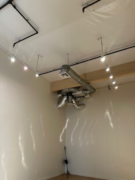 More Photos Of 671 W Broadway, Glendale Manufacturing For Lease