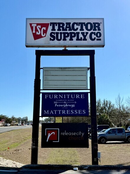 More Photos Of 2202 N Young Blvd, Chiefland General Retail For Lease