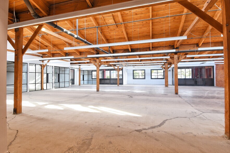 More Photos Of 1651 S Central Ave, Glendale Warehouse For Lease