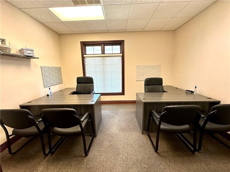 More Photos Of 909-921 Lake Land Blvd, Mattoon Office For Sale