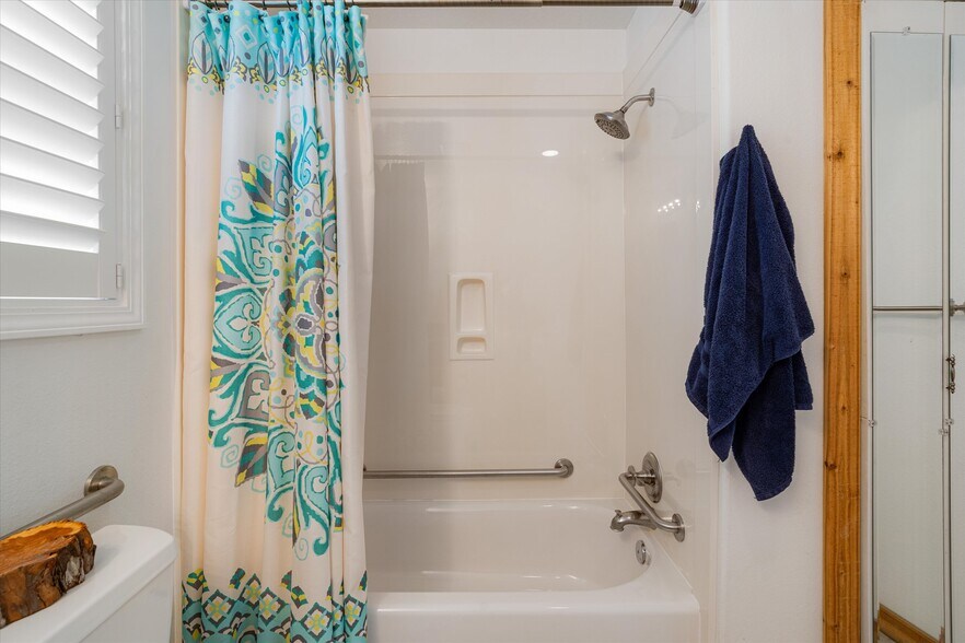 More Photos Of 804 Bay Ave, Kemah Specialty For Sale