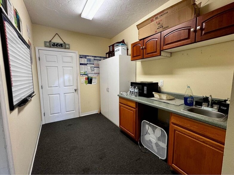 More Photos Of 8221-8239 Blaikie Ct, Sarasota Warehouse For Sale