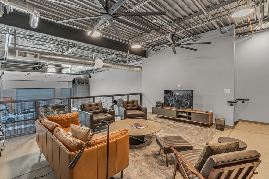 More Photos Of 15032 N 74th St, Scottsdale Showroom For Sale