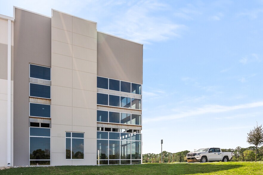 More Photos Of 5001 Crossroads Pky, Fort Pierce Warehouse For Lease