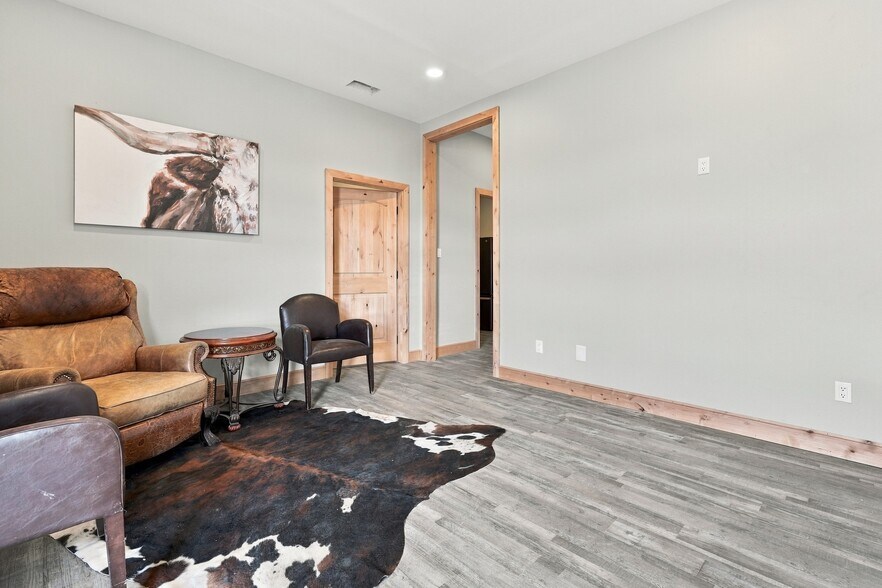 More Photos Of 1801 13th St, Levelland Light Distribution For Sale