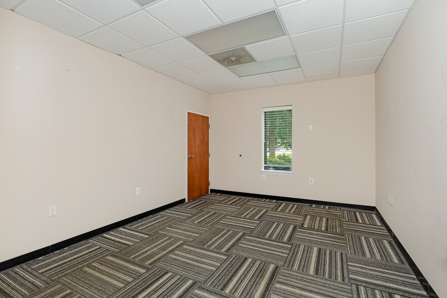 More Photos Of 100 Industrial Dr, Fredericksburg Showroom For Sale