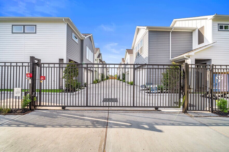 Primary Photo Of 11 Wellford St, Houston Apartments For Sale