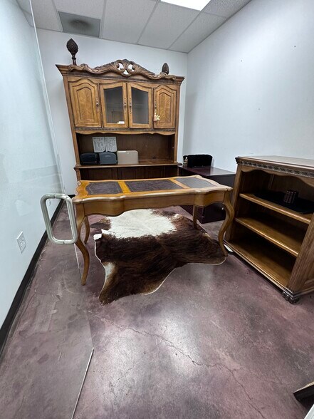 More Photos Of 1119 Fresno St, San Antonio Light Manufacturing For Sale