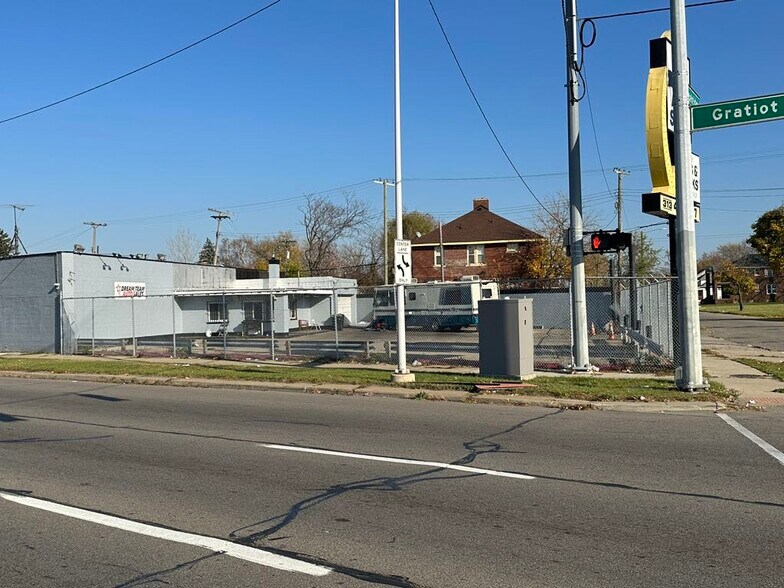More Photos Of 13400 Gratiot Ave, Detroit Auto Dealership For Sale