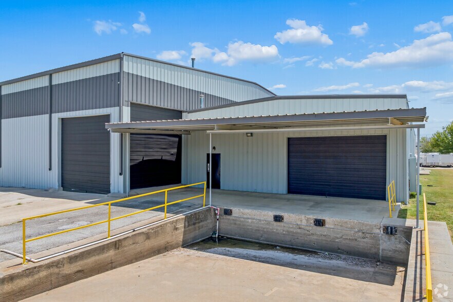 More Photos Of 1716 Shady Oaks Dr, Denton Warehouse For Lease
