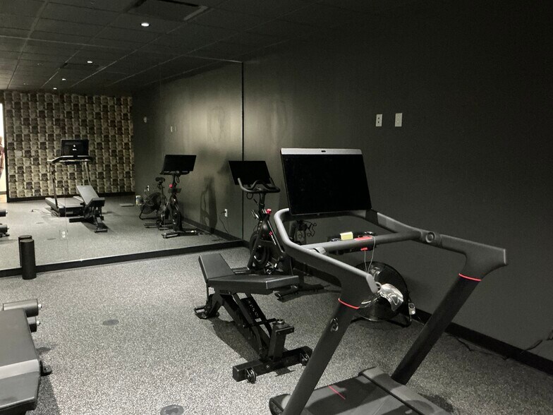 More Photos Of 481 Winscott Rd, Benbrook Office For Lease