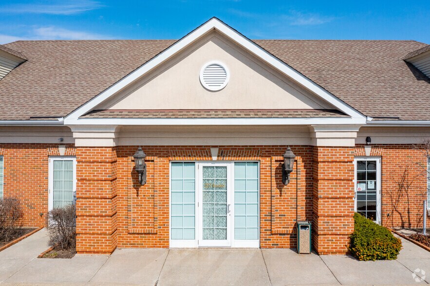 More Photos Of 222 S Greenleaf St, Gurnee Medical For Lease