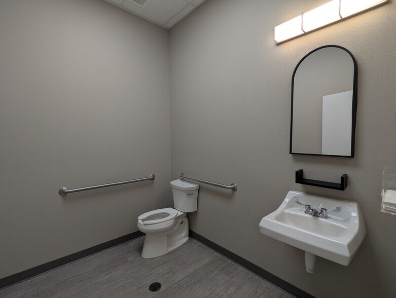 More Photos Of 6115 Muela Creek Dr, Beaumont Office For Lease