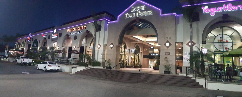 More Photos Of 17200 Ventura Blvd, Encino General Retail For Lease