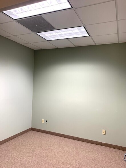 More Photos Of 1008 Hutton Ln, High Point Office For Lease