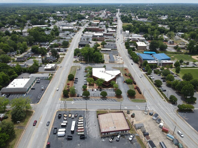 More Photos Of 1101 N Main St, Anderson Office For Lease